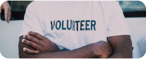 A man wearing a volunteer tshirt