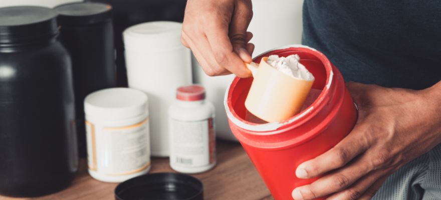 Some adding creatine to a glass of water